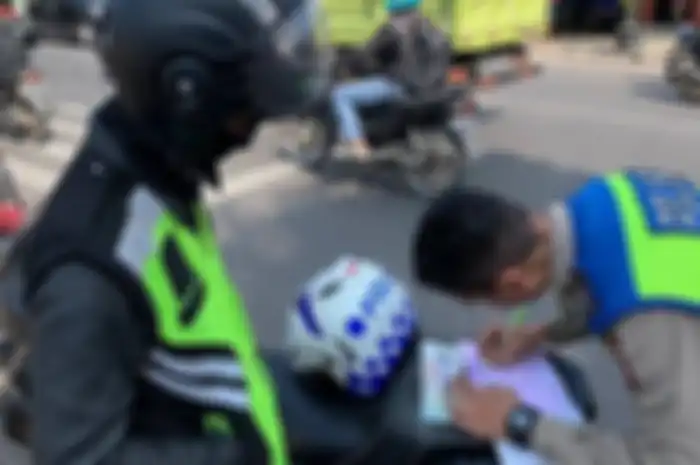 Nekat pakai sirine dan rotator (lampu strobo) bikers Yamaha NMAX ditilang polisi.