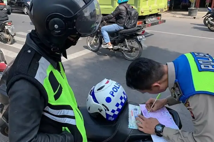 Sering Dipakai dan Disalahgunakan Pemilik Kendaraan Pribadi, Berapa Sih Harga Sirine dan Rotator?