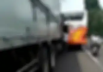 Jalur Bojonegoro Macet, Video Sopir Bus Bentrok dengan Sopir Kontainer, Pemotor Nyaris Jadi Korban   