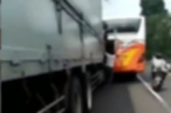 Sopir bus dan sopir kontainer terlibat keributan di Bojonegoro, Jatim.
