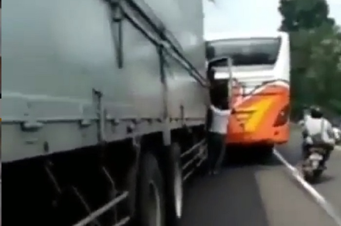 Sopir bus dan sopir kontainer terlibat keributan di Bojonegoro, Jatim.
