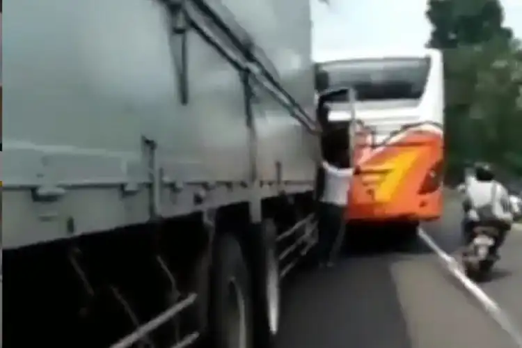 Jalur Bojonegoro Macet, Video Sopir Bus Bentrok dengan Sopir Kontainer, Pemotor Nyaris Jadi Korban   
