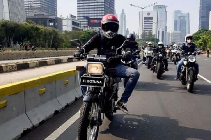 Foto ilustrasi. Deretan helm yang cocok untuk motor Yamaha RX-King.
