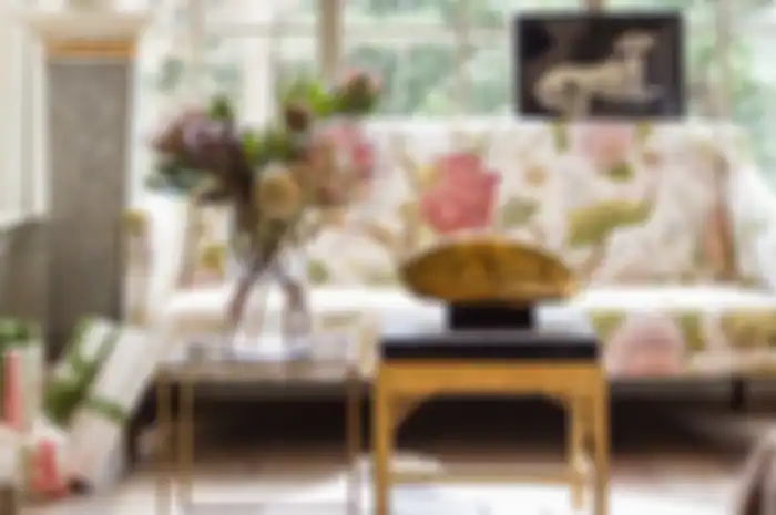 Sofa kain bermoif bunga, warnanya ak akan pudar dengan perawatan yang benar.
