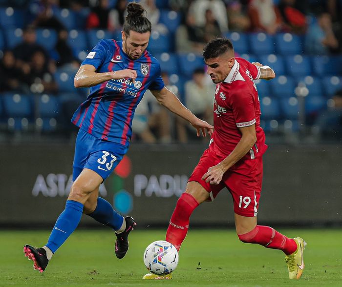 Striker Persis Solo, Fernando Rodrigues, mendapat kawalan ketat dari bek Johor Darul Takzim Daniel Ting pada laga persahabatan di Malaysia, Sabtu (12/11/2022).