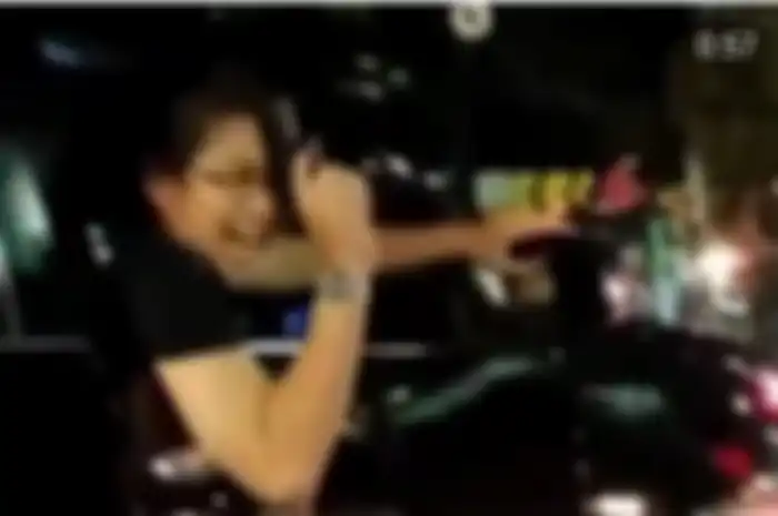 Pengemudi Toyota Fortuner keluarkan senjata api setelah serempet motor di Duren Sawit, Jakarta Timur.