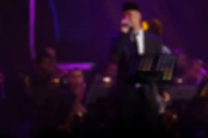 Ahmad Dhani bersama Ron King Big Band di panggung BNI Hall, Jiexpo Kemayoran, Sabtu (28/5/2022).