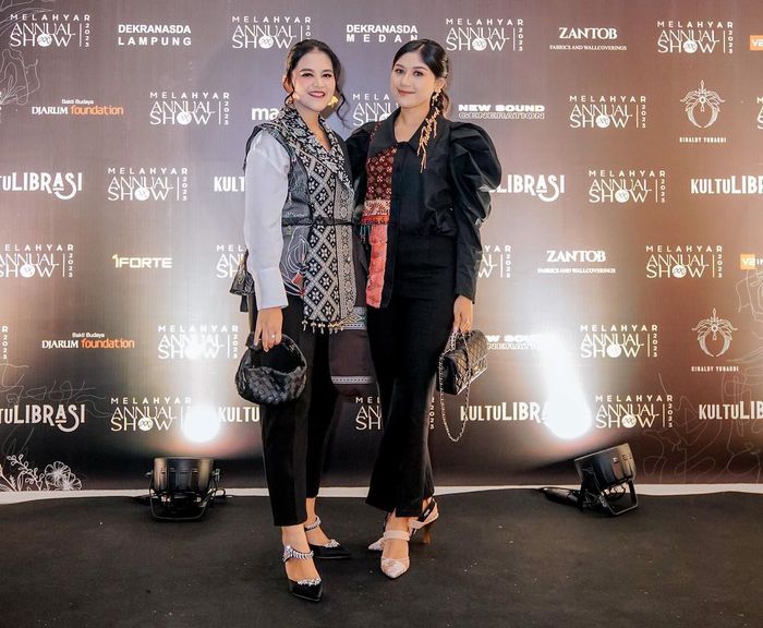 Kahiyang Ayu kenakan tas Bottega Veneta jenis Mini Jodie.