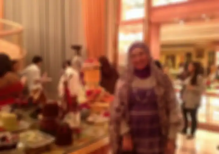 Tri Hanurita sebagai tuan rumah pesta yang begitu megah