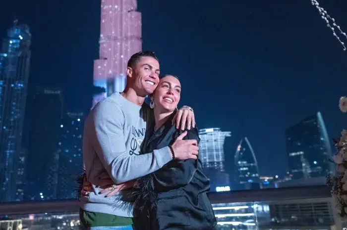 Cristiano Ronaldo dan kekasihnya Georgina Rodriguez berfoto dengan latar belakang Burj Khalifa di Dubai.