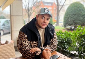 Igun Upload Foto Jadul Bareng 7 Pria Satu Geng-nya Saat di Moscow Rusia, Netizen Auto Meleleh Lihat Ketampanannya Saat Muda