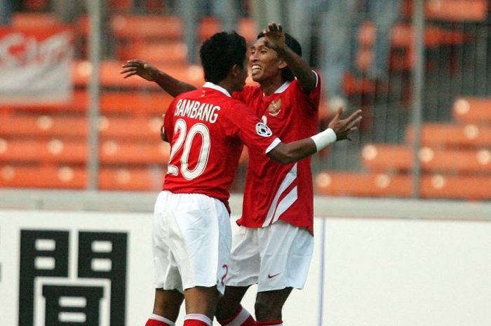 Budi Sudarsono (kanan) mencetak gol timnas Indonesia ke gawang Bahrain pada laga pertama Piala Asia 2007 di Gelora Bung Karno, Jakarta (10/7/2007).