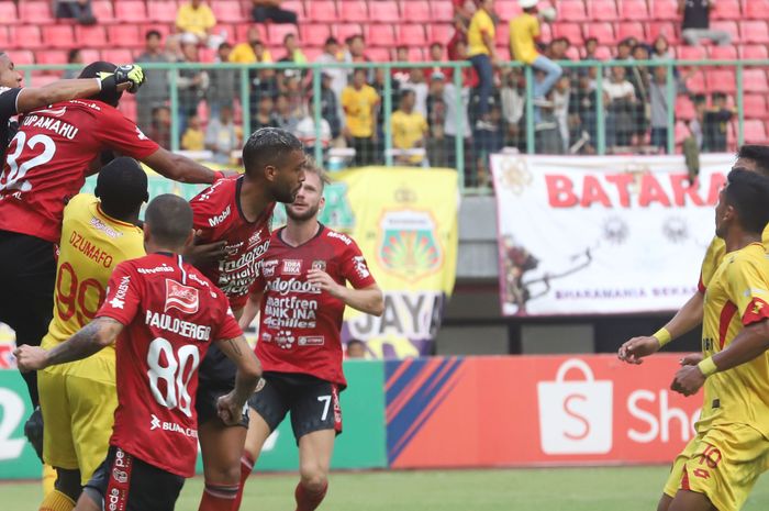 Pemain Bhayangkara FC saat mencoba menghalau serangan dari pemain Bali United di Stadion Patriot Candrabhaga, Bekasi, Jumat (13/9/2019). Kedua tim tidak mampu mencetak gol setelah bermain selama 2x45 menit. Alhasil, laga Bhayangkara FC vs Bali United berakhir dengan skor imbang tanpa gol. Tribunnews