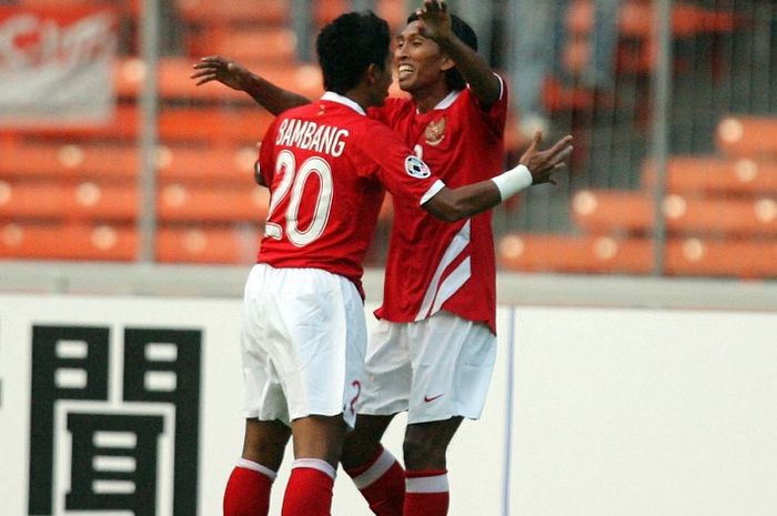 Budi Sudarsono (kanan) mencetak gol timnas Indonesia ke gawang Bahrain pada laga pertama Piala Asia 2007 di Gelora Bung Karno, Jakarta (10/7/2007). Dimulai dengan salto Widodo C Putro, Indonesia hampir selalu bisa mencetak gol pada pertandingan pertama di Piala Asia.