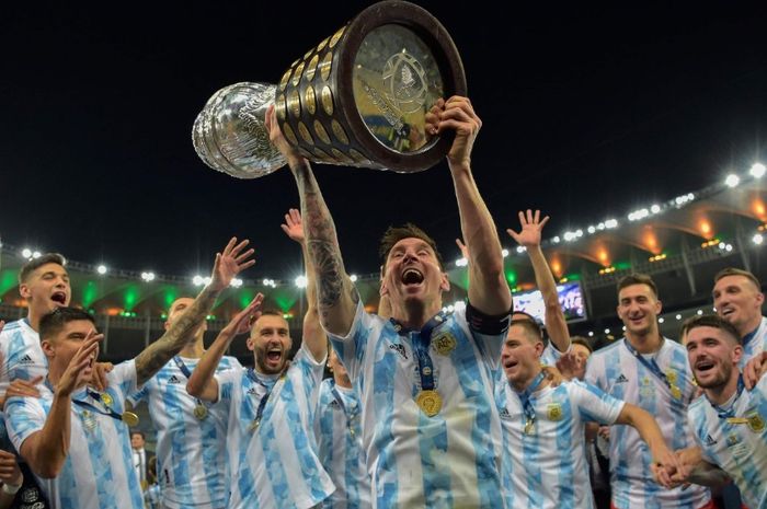 Lionel Messi mengangkat trofi Copa America dan disambut rekan-rekannya seusai Timnas Argentina menekuk Brasil dalam final di Stadion Maracana, Rio de Janeiro, Brasil, 10 Juli 2021.