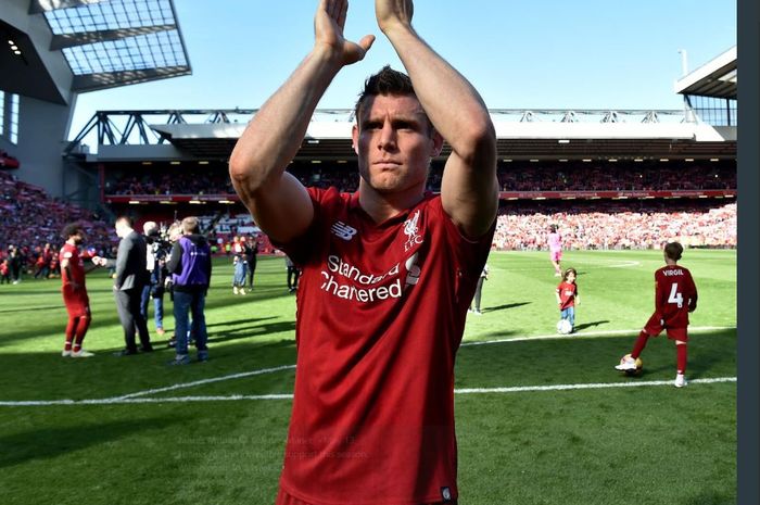 Pemain Liverpool, James Milner, memberikan apresiasi kepada fans di Stadion Anfield.