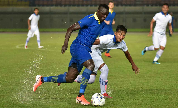 Ezechiel Ndouassel menggiring bola dalam kawalan Indra Mustafa saat gim internal Persib Bandung di Stadion Si Jalak Harupat, Bandung, pada 12 Mei 2019.