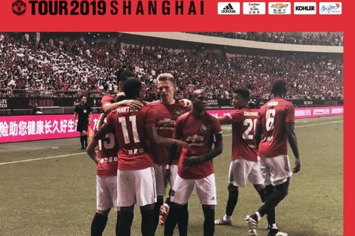 Para pemain Manchester United merayakan gol yang dicetak Anthony Martial ke gawang Tottenham Hotspur dalam laga International Champions Cup 2019 di Stadion Hongkou, 25 Juli 2019.