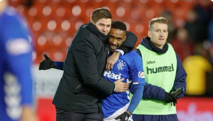 Pelatih Rangers, Steven Gerrard, berpelukan dengan Jermain Defoe.