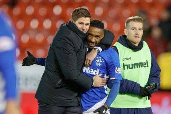 Pelatih Rangers, Steven Gerrard, berpelukan dengan Jermain Defoe.