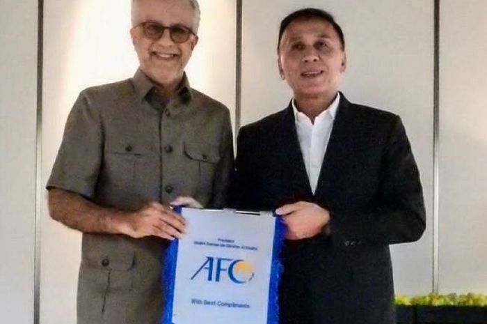 Ketua Umum PSSI, Mochammad Iriawan, bersama dengan Presiden AFC, Sheikh Salman, di Kuala Lumpur, Malaysia, Senin (11/11/2019).