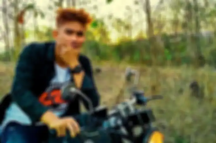M Zaki berpose di atas motor custom kesayangannya.