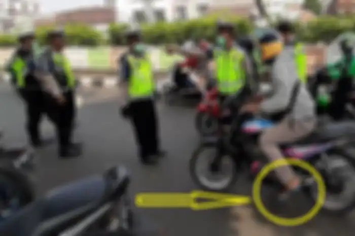 Ilustrasi pemotor pakai sandal jepit ditindak