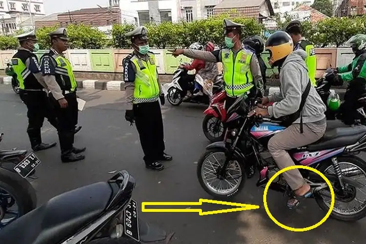 Benar atau Tidak? Naik Motor Pakai Sandal Jepit Ditilang, Polisi Kasih Penjelasan yang Sebenarnya