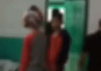 Kapok, Video 2 Remaja Maling Helm Tertangkap di Jambi, Pelaku Dipaksa Tidur Bareng Mayat