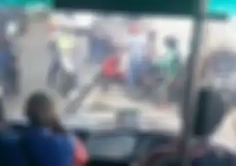 Video Pemotor Kocar-kacir Dihadang Polisi di Jalur Busway, Honda CBR150R Sampai Terbalik