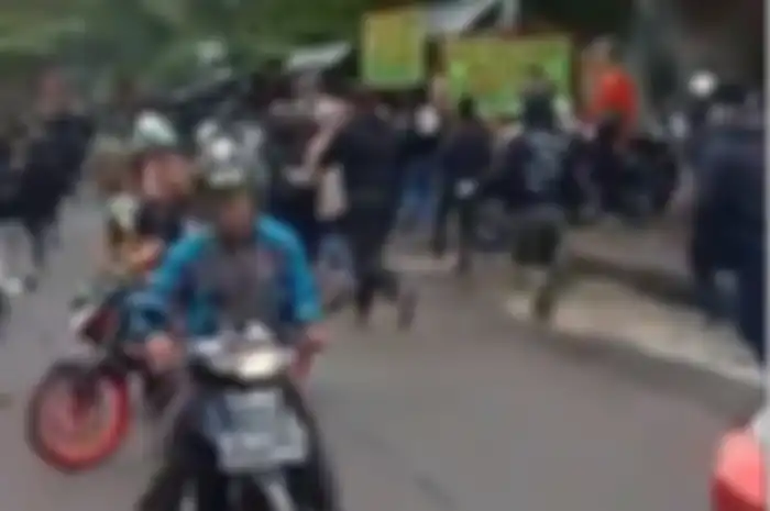 Demo di Bandung ricuh, penyudup ditangkap, polisi juga intimidasi wartawan.