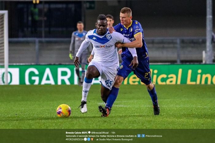 Striker Brescia, Mario Balotelli, saat melawan Hellas Verona pada Minggu (3/11/2019).