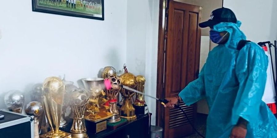 Arema FC Lakukan Penyemprotan Disinfektan di Kantor dan Mess Pemain