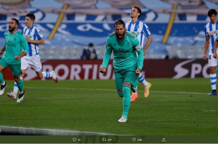 Kapten Real Madrid, Sergio Ramos, merayakan golnya ke gawang Real Sociedad pada pertandingan Liga Spanyol, Minggu (21/6/2020).