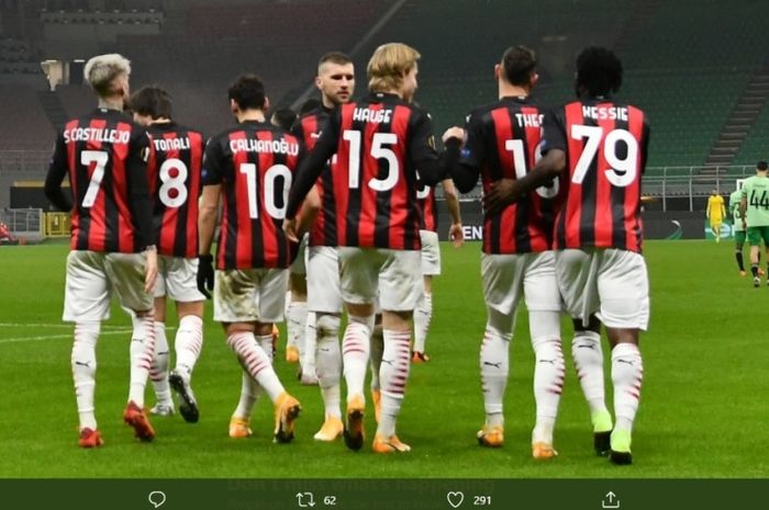 Para pemain AC Milan merayakan kemenangan atas Celtic di Liga Europa, Kamis (3/12/2020).