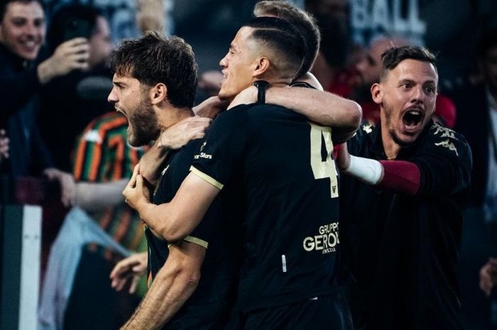 Jay Idzes (tengah) selebrasi dengan rekan-rekannya setelah Venezia menang 2-1 atas Palermo dalam semifinal kedua play-off ke Serie A Liga Italia, Sabtu (25/5/2024) dini hari WIB. Dengan agregat 3-1, Venezia lolos ke final play-off.