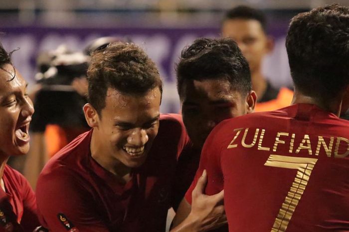 Empat pemain timnas U-22 Indonesia; Syahrian Abimanyu, Egy Maulana Vikri, Asnawi Mangkualam, dan Zulfiandi bergembira saat merayakan gol ke gawang timnas U-22 Singapura pada laga kedua sepak bola putra SEA Games 2019 di Stadion Rizal Memorial, Manila, Filipina, 28 November 2019.