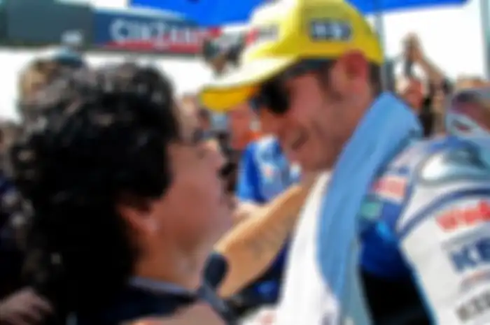 Diego Maradona sangat dekat dengan Valentino Rossi, seperti kunjungan pesepak bola legendaris Argentina ini di MotoGP San Marino 2008