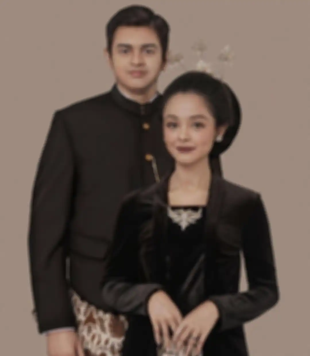 Mutiara tampil klasik dengan kebaya kutubaru beludru warna hitam saat pre-wedding.