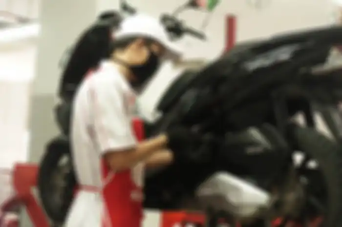 Teknisi servis motor Honda.