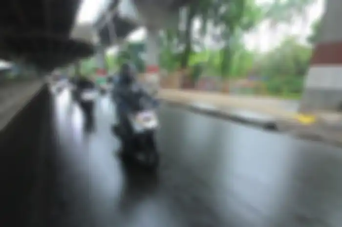  Kurangi tekanan ban motor bisa hindari kecelakaan saat riding hujan, mitos atau fakta.
