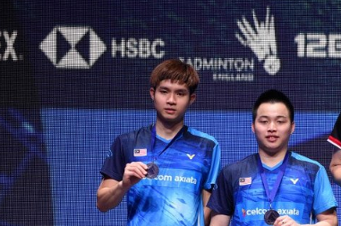 Aaron Chia/Soh Wooi Yik bersama Mohammad Ahsan/Hendra Setiawan saat naik podium ganda putra All England Open 2019 (10/3/2019).