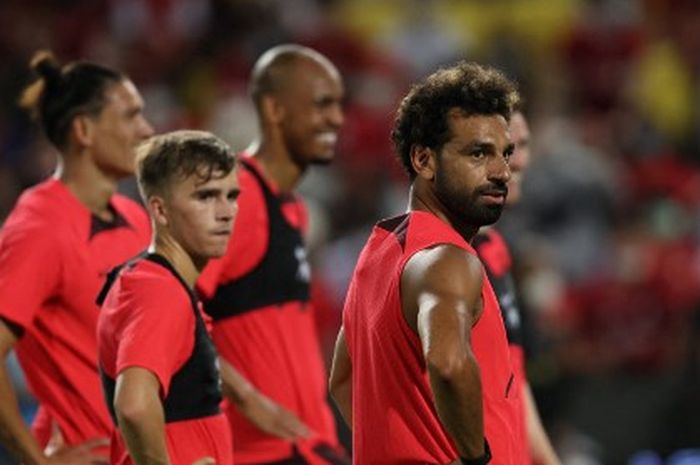 Mohamed Salah (kanan) dalam sesi latihan Liverpool jelang duel kontra Manchester United di Stadion Rajamangala, Bangkok (11/7/2022).