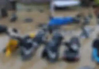 Motor Bikers Terendam Banjir, Modal Oli Bekas Dijamin Aman Nih Caranya