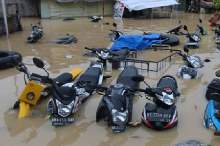 Ilustrasi motor terendam banjir.