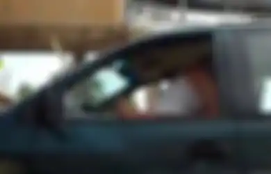 Pede Bercinta di Atas Kap Mobil, Pasangan Ini Tak Sadar Aksi Panasnya Direkam hingga Viral