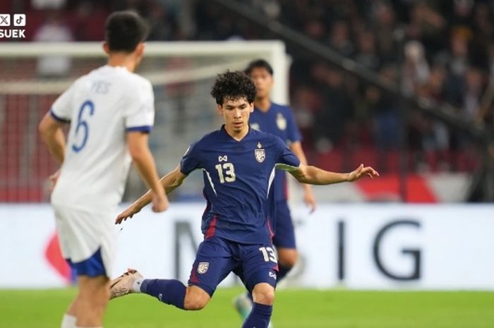 Gelandang Timnas Thailand, Benjamin Davis, menguasai bola dalam pertandingan semifinal leg kedua ASEAN Cup 2024 melawan Timnas Filipina.