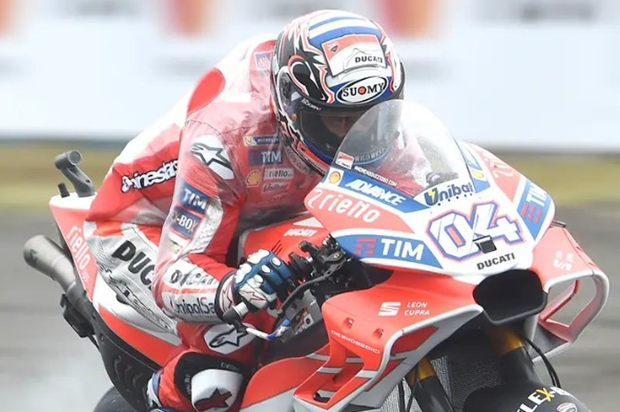 Andrea Dovizioso pakai jas hujan Alpinestars saat balapan hujan