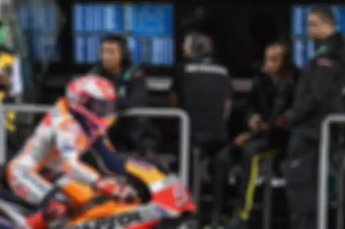 Lewis Hamilton saat bertandang ke paddock tim Yamaha Petronas SRT di MotoGP Qatar 2019