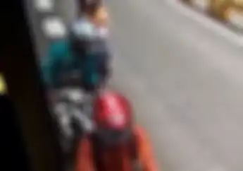 Enggak Berdaya, 3 Pemotor Terjepit Badan Busway Saat Nekat Lawan Arus, Kapan Sadarnya Bos?